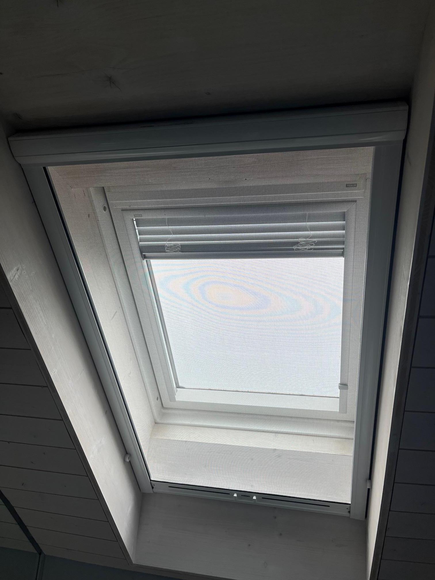 Moustiquaire enroulable pour fenêtre de toit