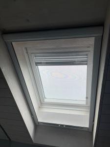 Moustiquaire enroulable pour fenêtre de toit