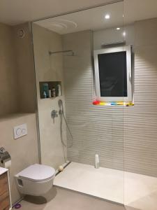 Paroi de douche en verre.