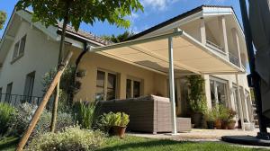 Store toile sur pieds